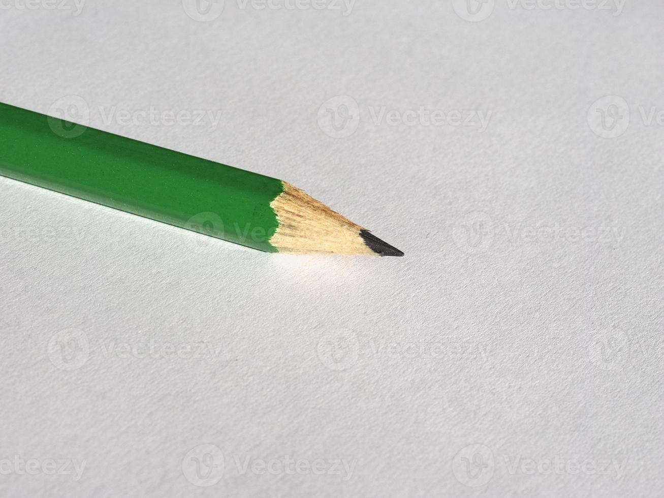 grön penna på papper ark foto