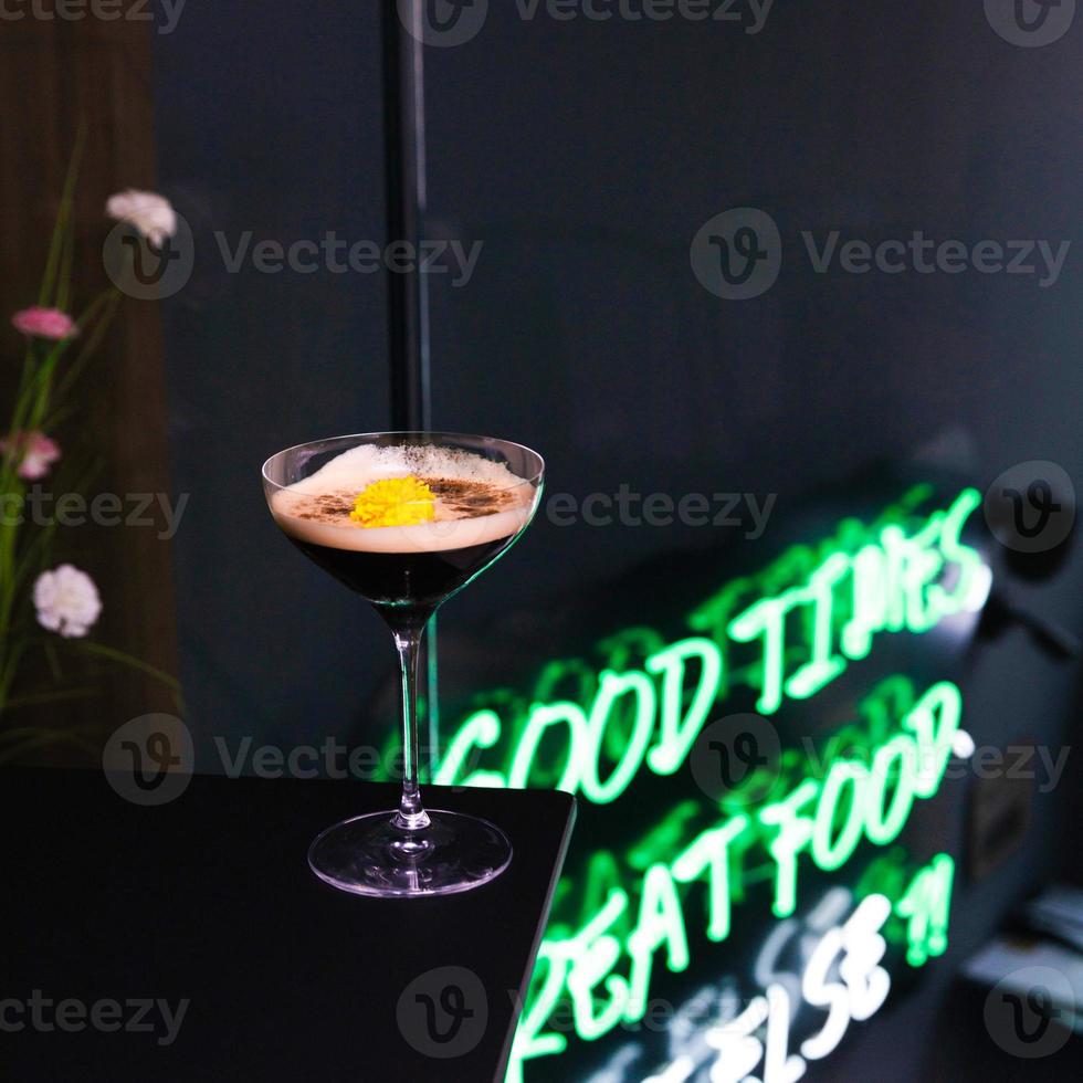 färsk juice med dekoration på den på mörk bakgrund foto