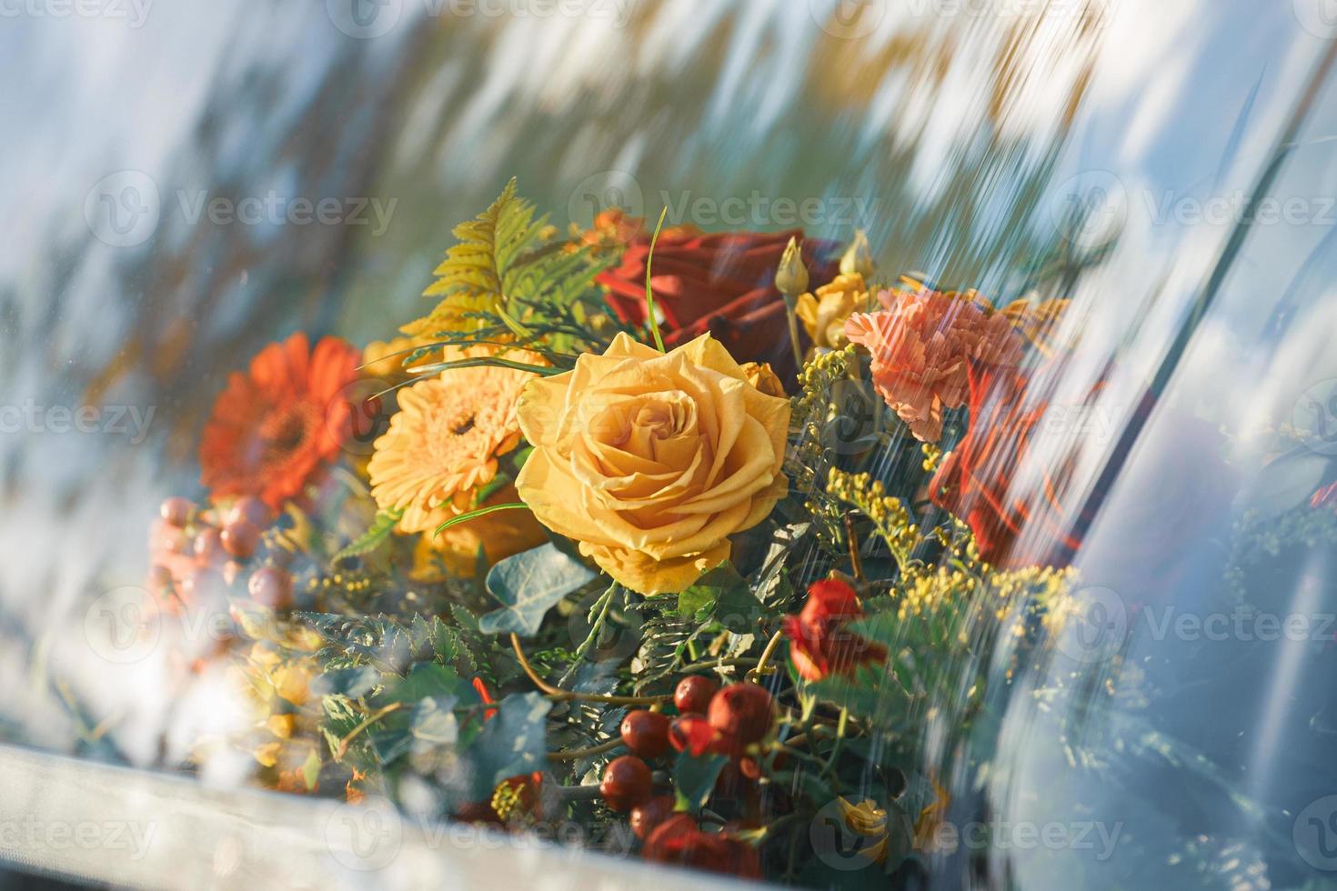 begravning blommor presenteras på en Kista på de händelse av någons godkänd närbild foto