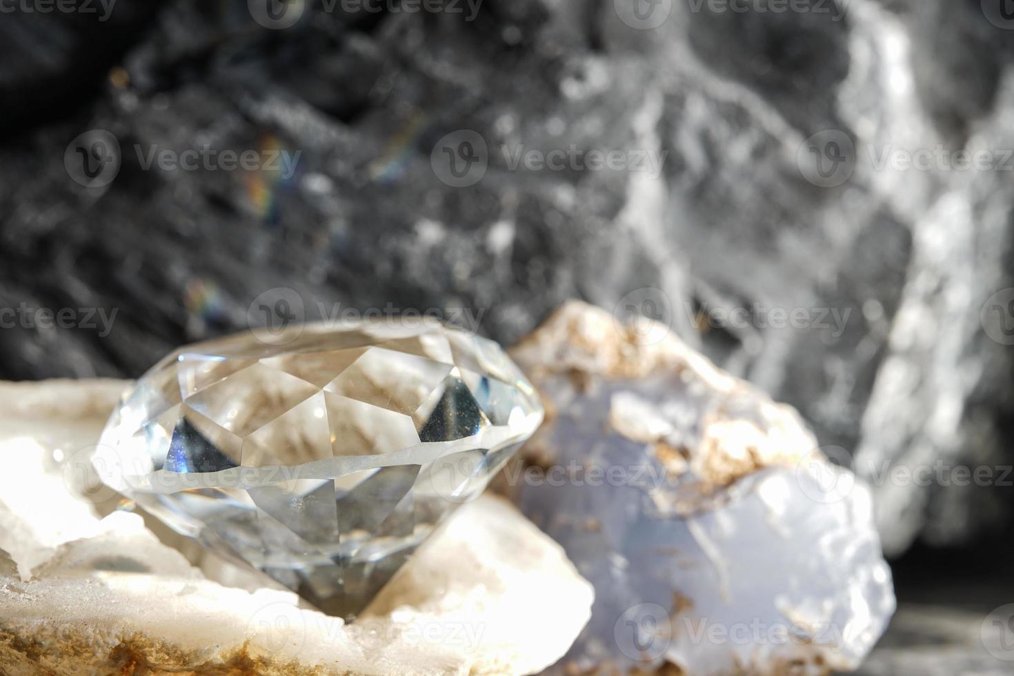 naturlig safir ädelsten, juvel eller ädelstenar på svart glans, samling av många olika naturliga ädelstenar ametist, foto