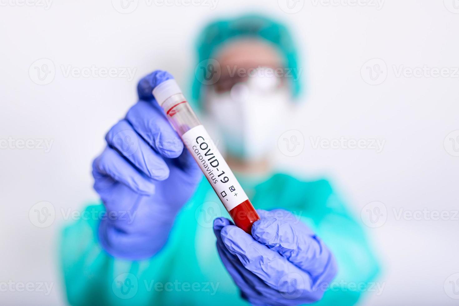 coronavirus 2019-ncov blod prov. ny epidemi korona virus. korona virus utbrott. korona virus i labb. forskare håll rör med blod testa med de virus namn coronavirus. vaccin foto