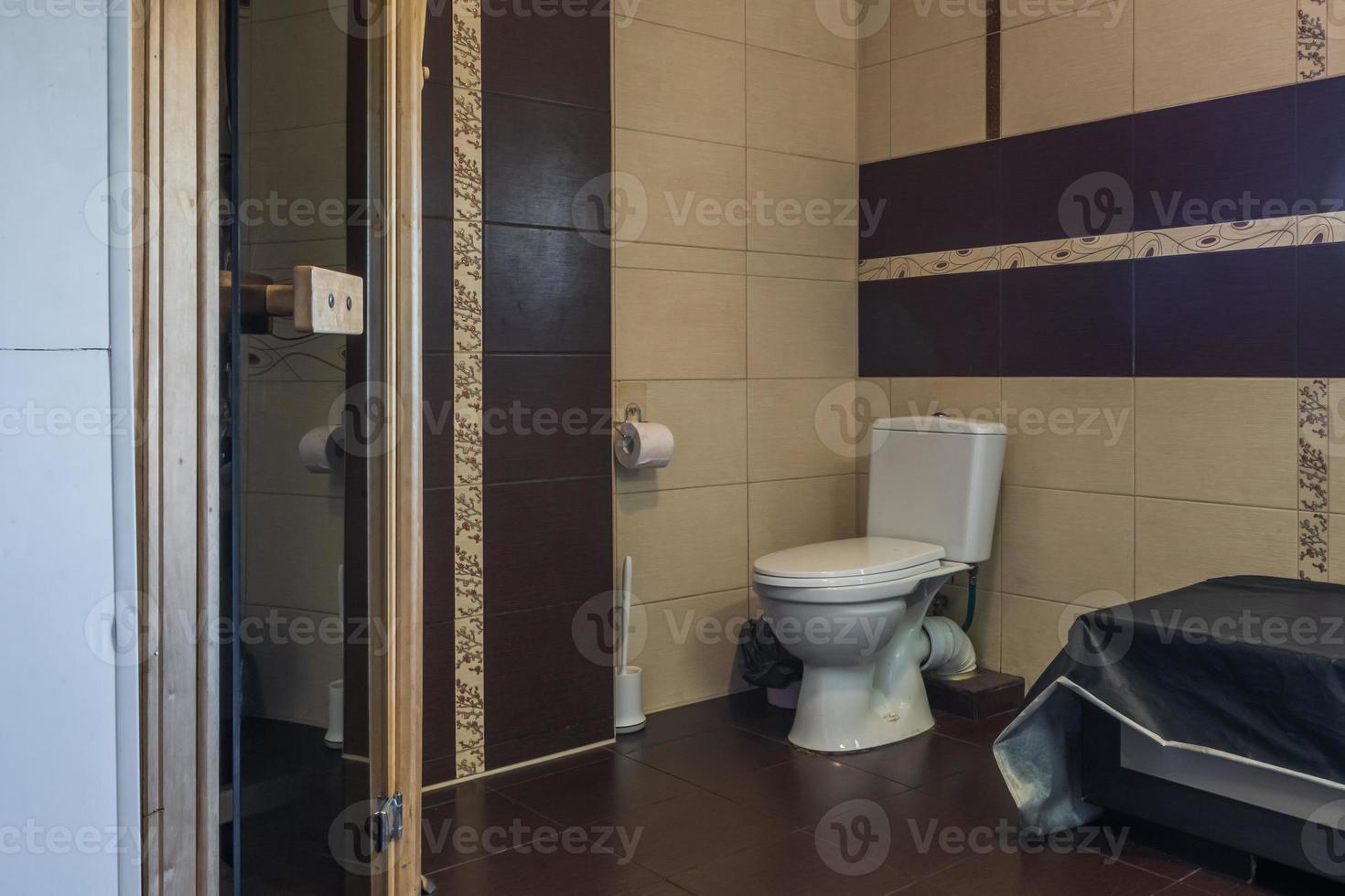 toalett skål och Övrig möbel i toalett toalett foto