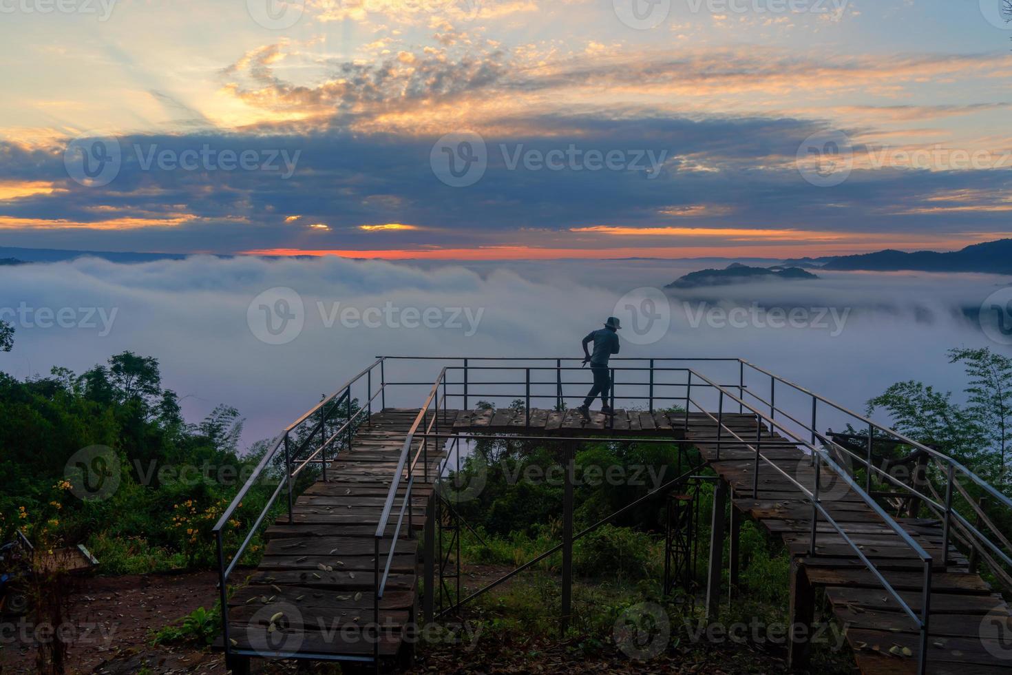 man resande njuter dimma synpunkt på de berg på nong khai provins, thailand foto