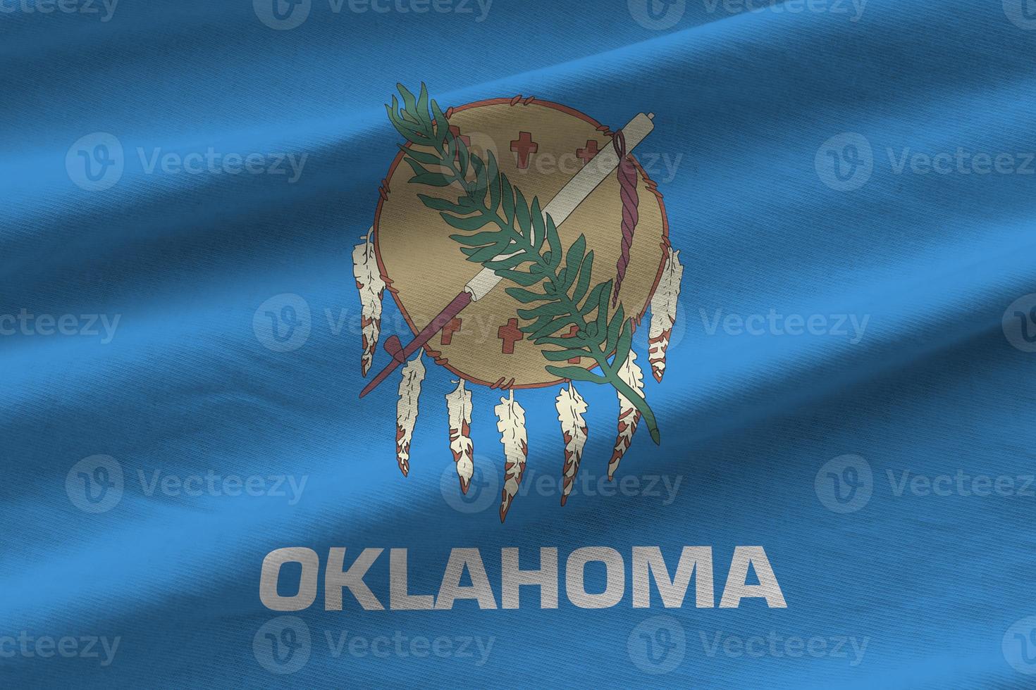 Oklahoma oss stat flagga med stor veck vinka stänga upp under de studio ljus inomhus. de officiell symboler och färger i baner foto