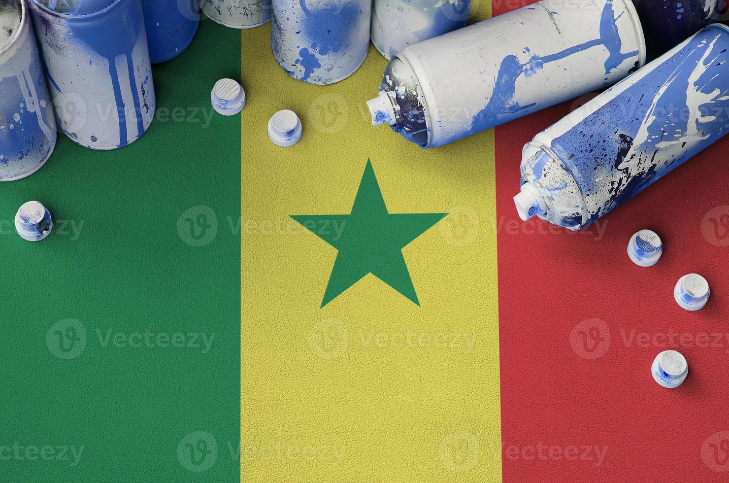 senegal flagga och få Begagnade aerosol spray burkar för graffiti målning. gata konst kultur begrepp foto