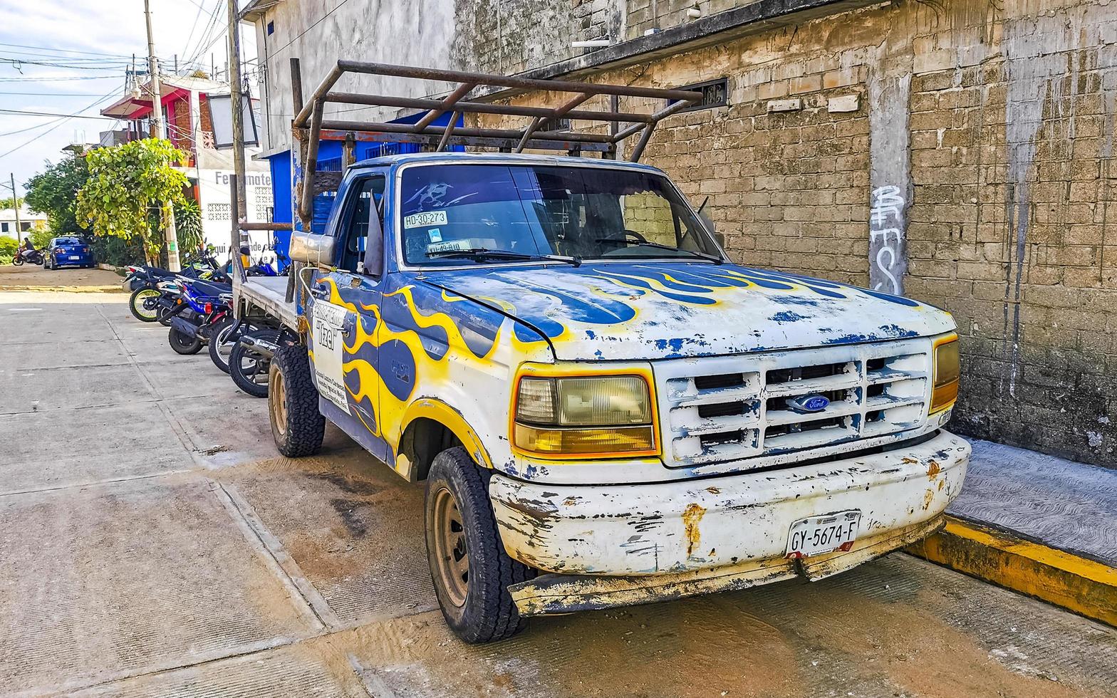 puerto escondido oaxaca mexico 2022 olika mexikansk plocka upp lastbilar bilar 4x4 av vägen fordon Mexiko. foto