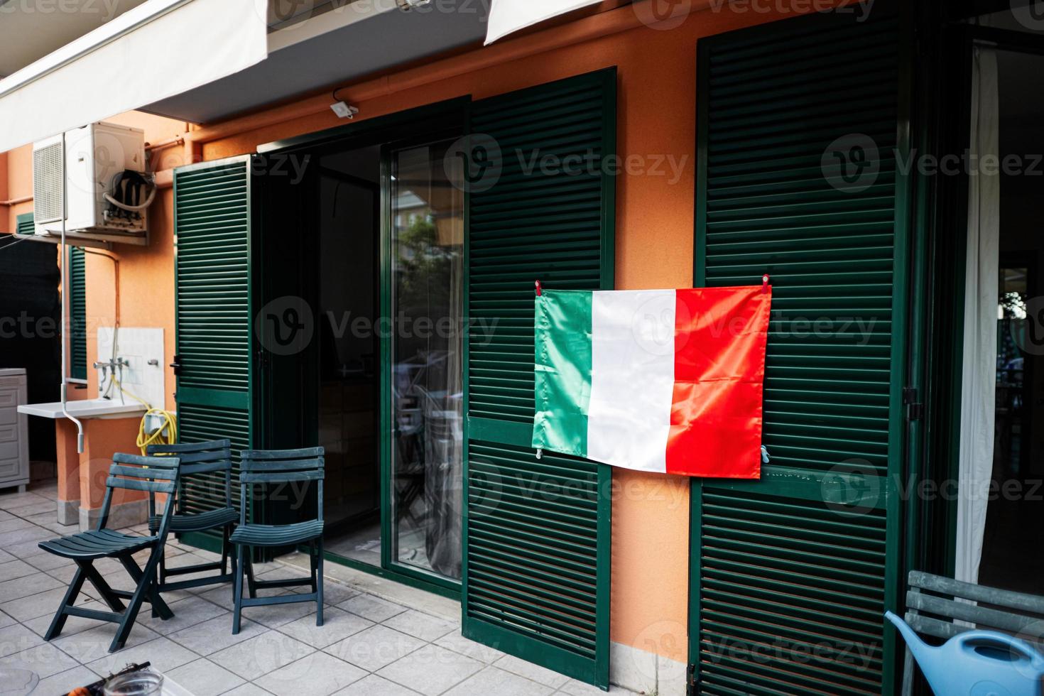 italiensk flagga på terrass av hus i Italien. foto