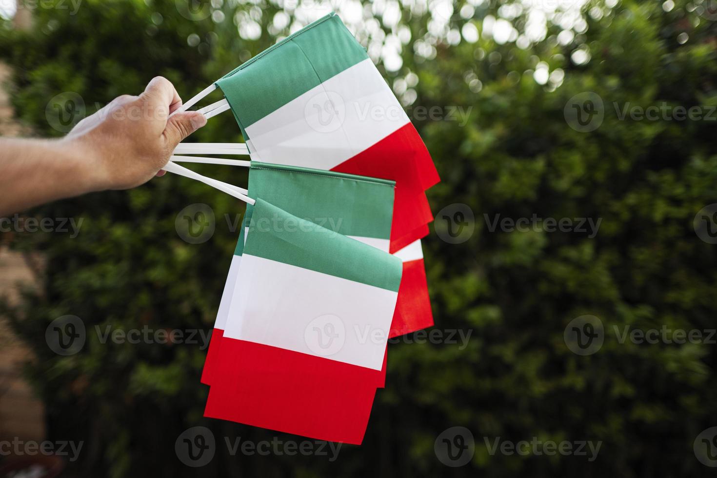 hand med italiensk flaggor. fira republik dag av Italien. foto