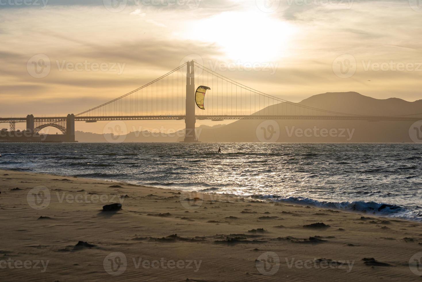 kitesurfer i de bukt i främre av gyllene Port bro foto
