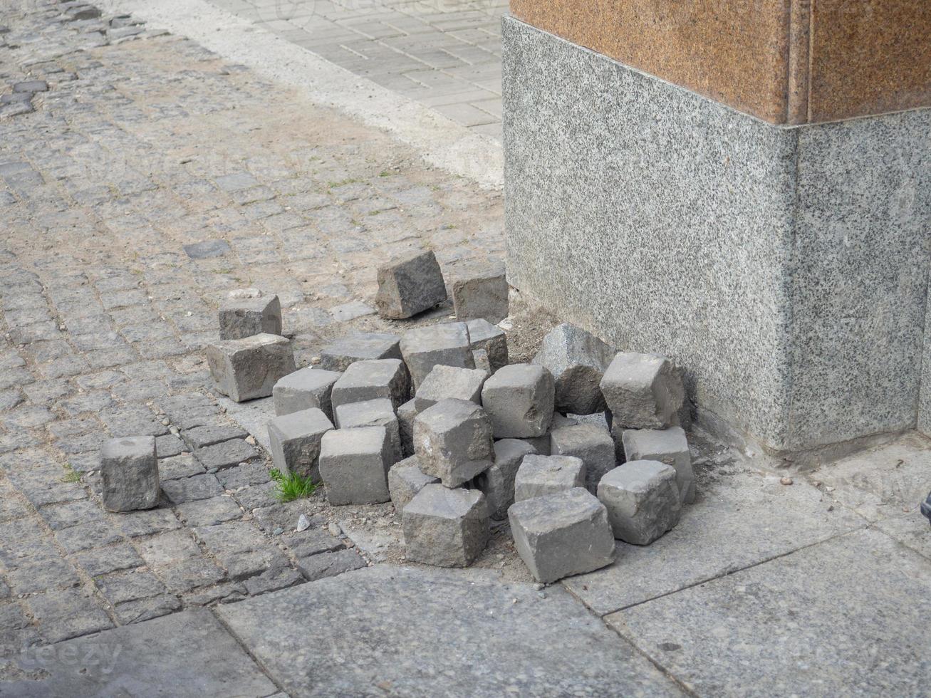 kullersten kulle. bruten trottoar stenar. byggnad förnödenheter. foto