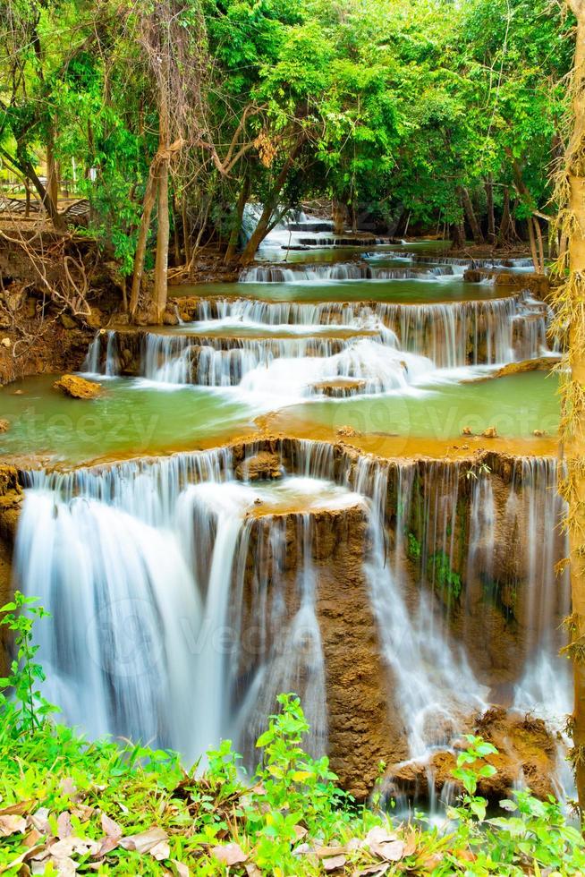 Fantastisk färgrik vattenfall i nationell parkera skog under vår, vackert djup skog i thailand, teknik lång exponering, under semester och koppla av tid. foto