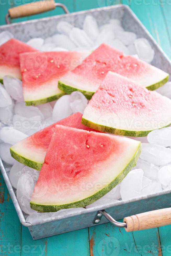 vattenmelon skivor på is foto
