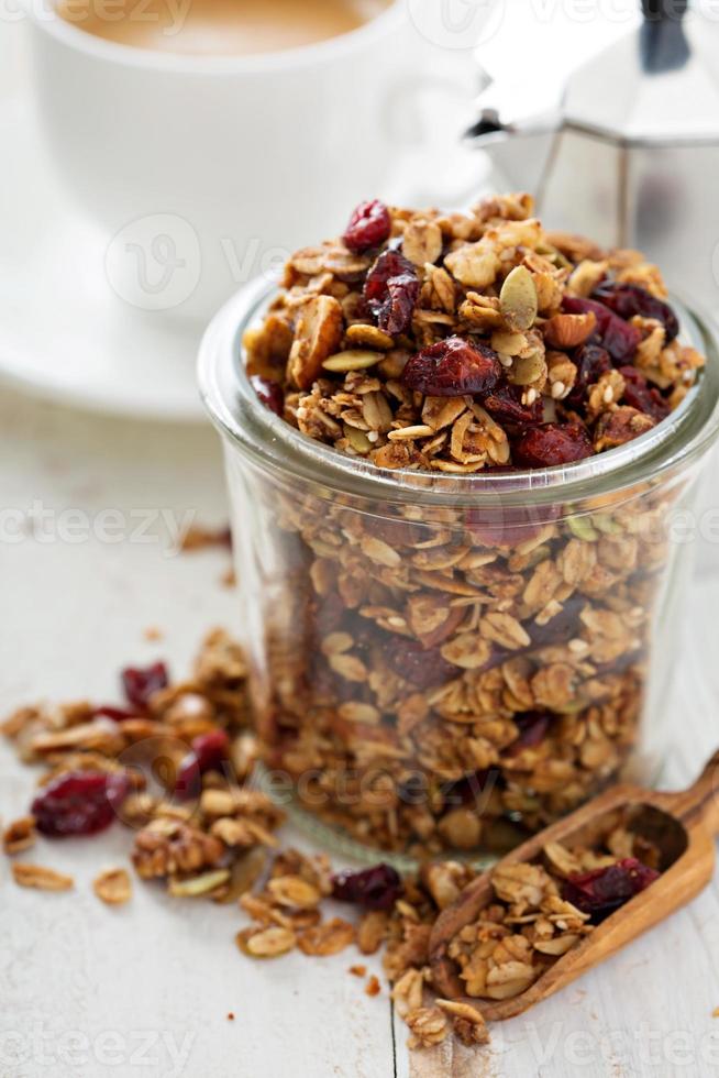 hemlagad granola i en glas burk foto