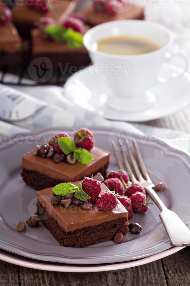 choklad mousse brownies med hallon foto