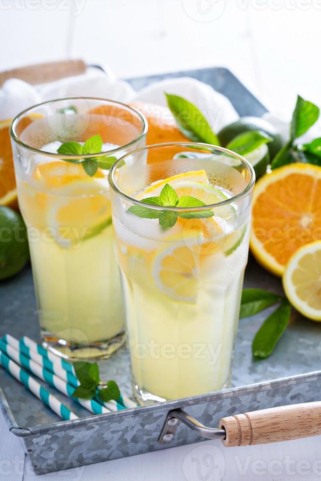 hemlagad citruslimonad i höga glas foto