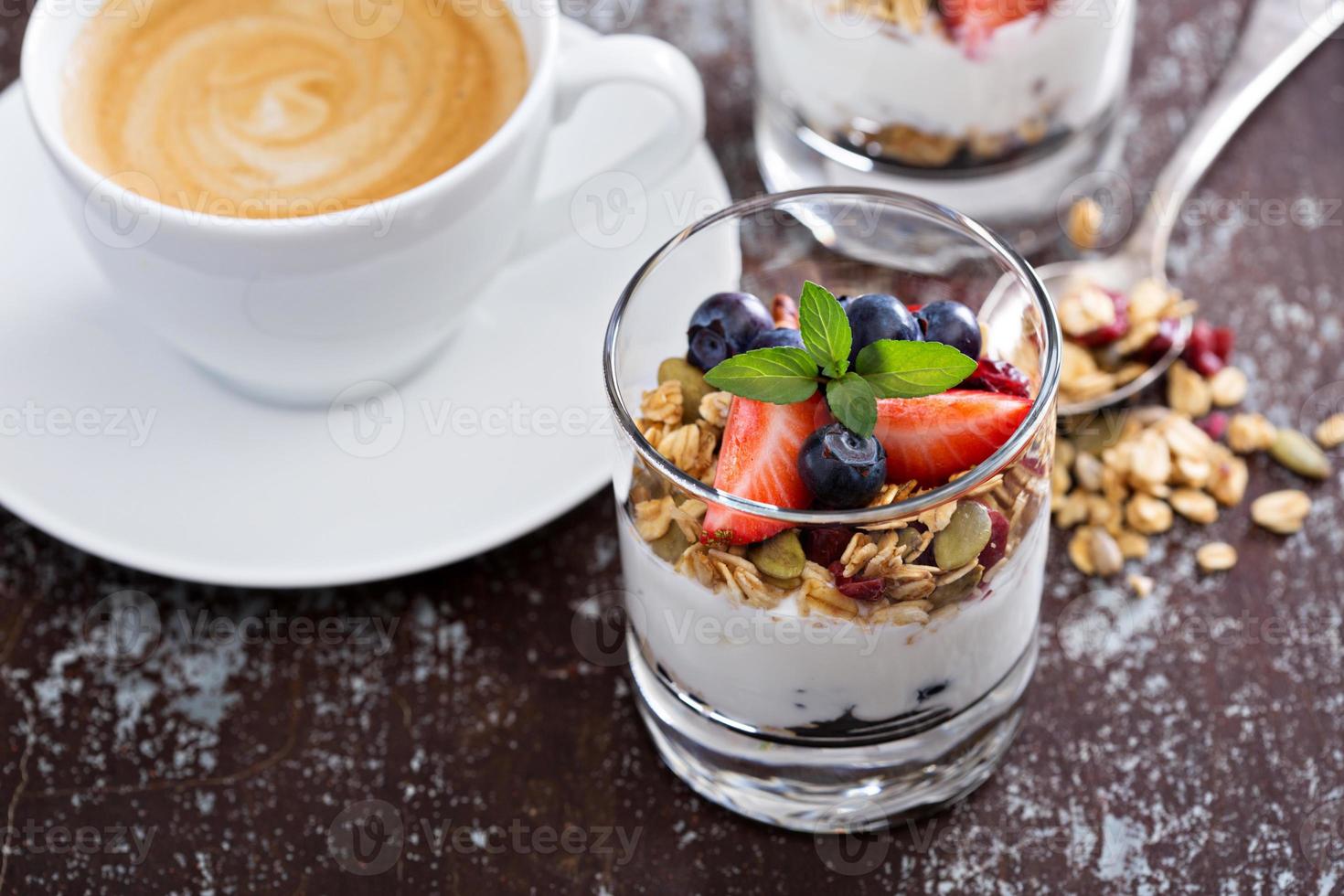 frukost parfait med hemlagad granola foto