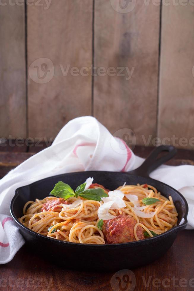 spaghetti med köttbullar med kalkon foto