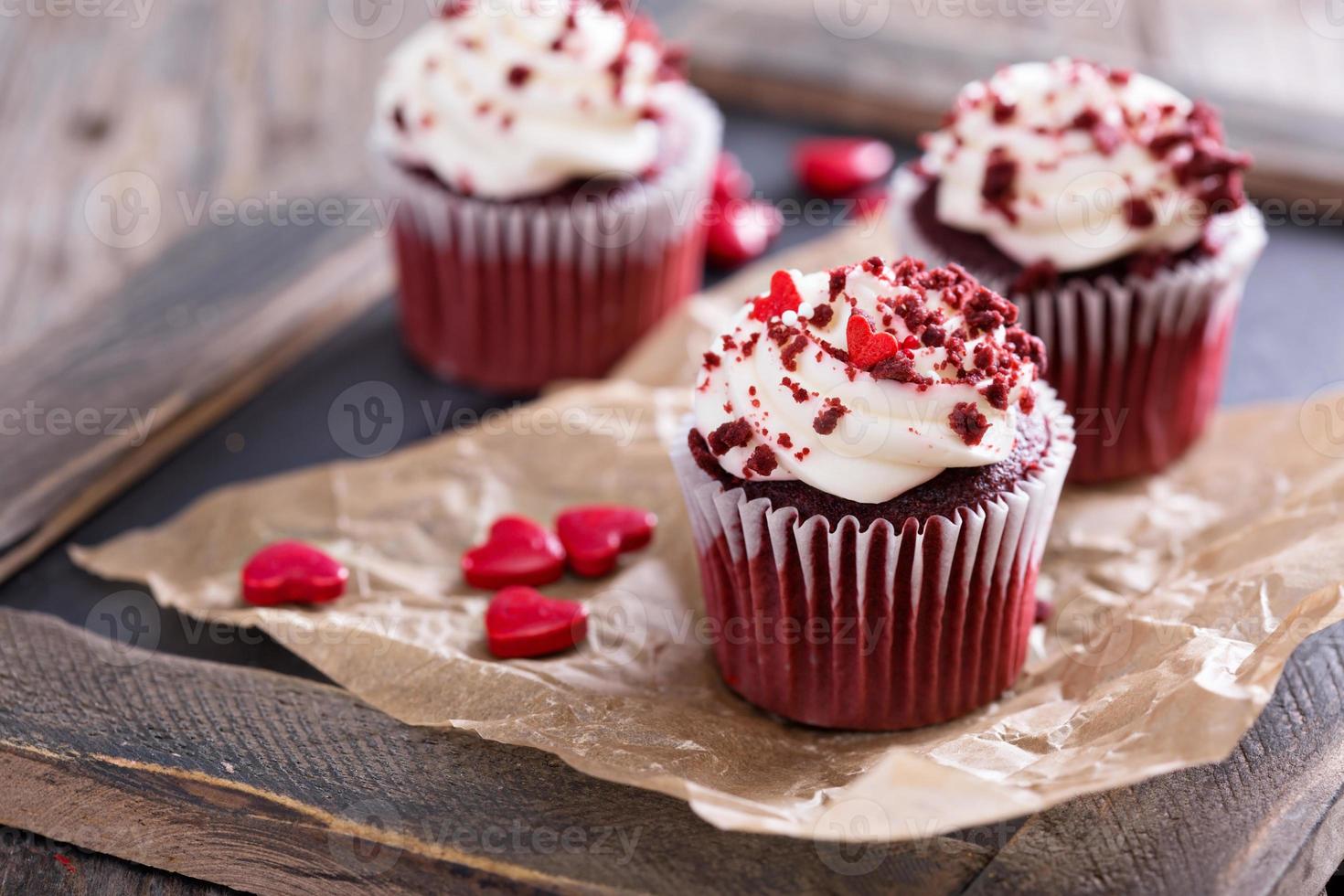 röd sammet muffins för valentines dag foto