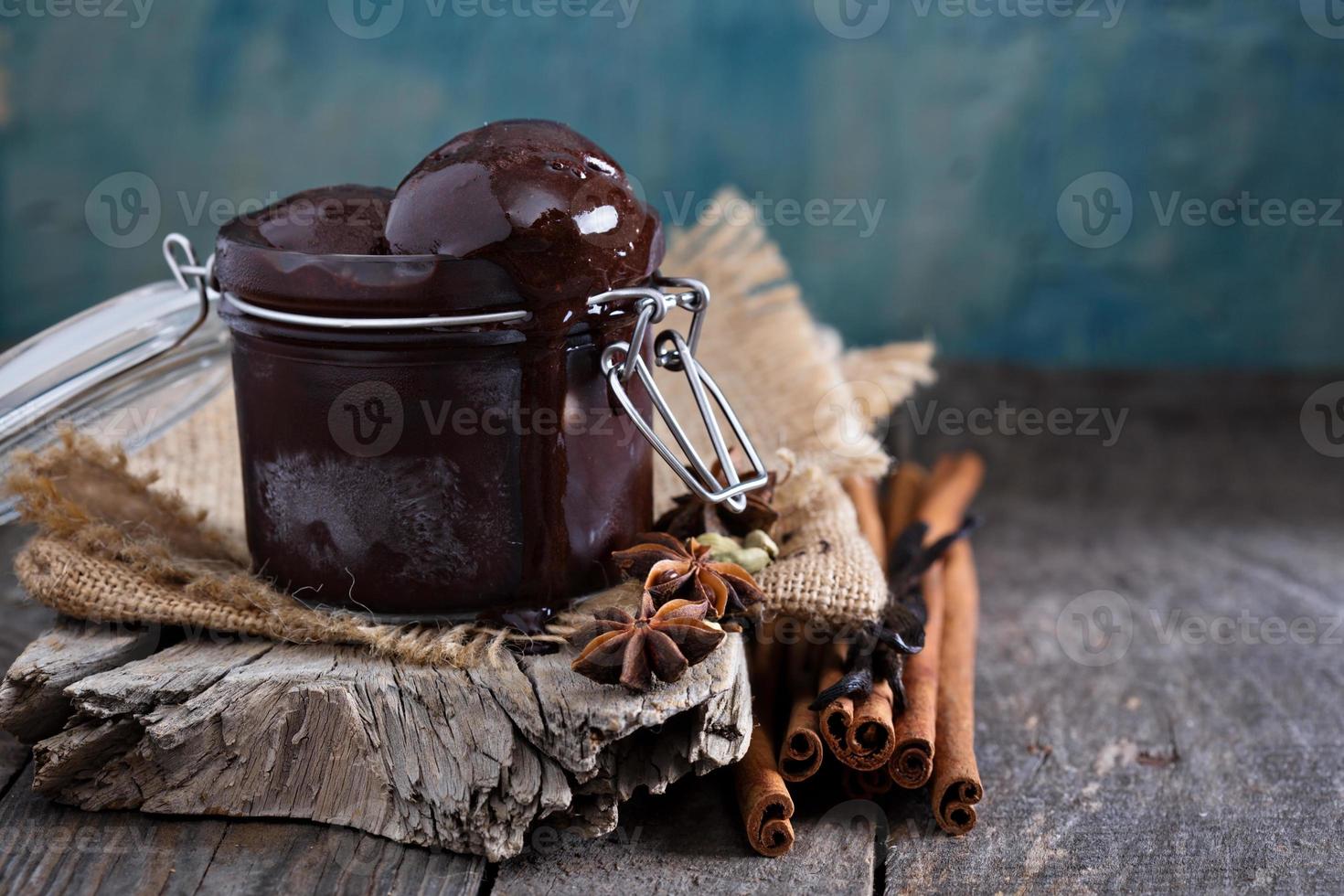 kryddig chokladsorbet i en burk foto