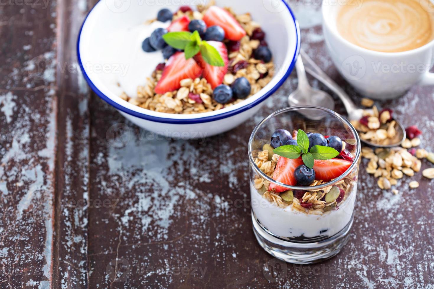 frukost parfait med hemlagad granola foto