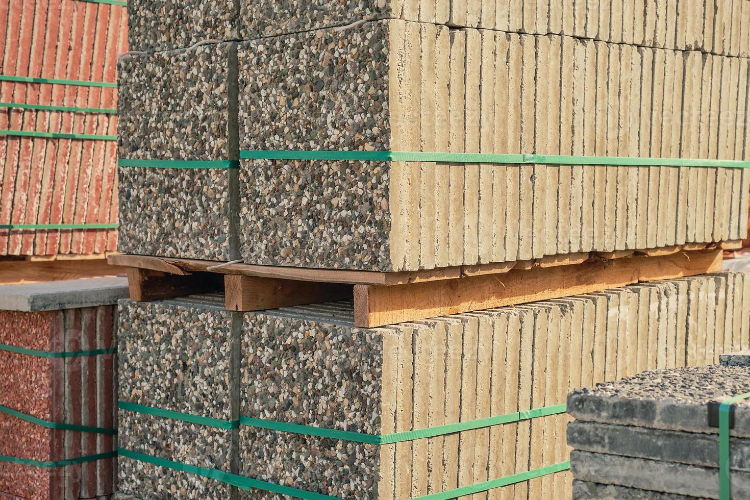stenläggning plattor på pallar i förvaring. varor i stock, konstruktion och reparera, leverans och försäljning av byggnad material. foto