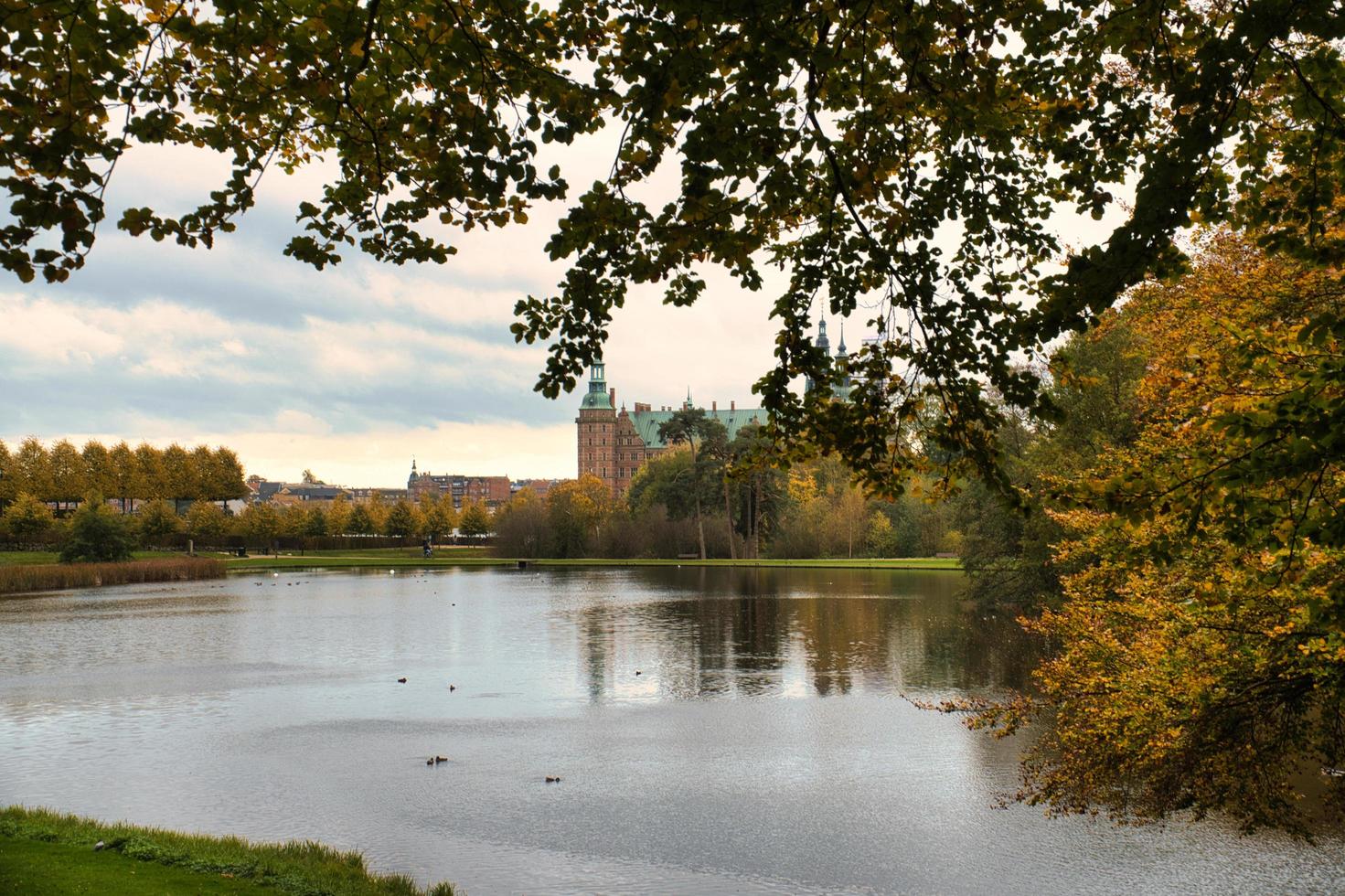 frederiksborg slott parkera i höst med mäktig lövfällande, anlagd sjö. foto