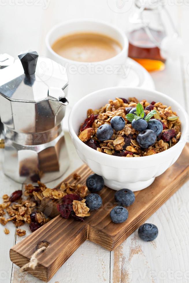 hemlagad granola med bär för frukost foto