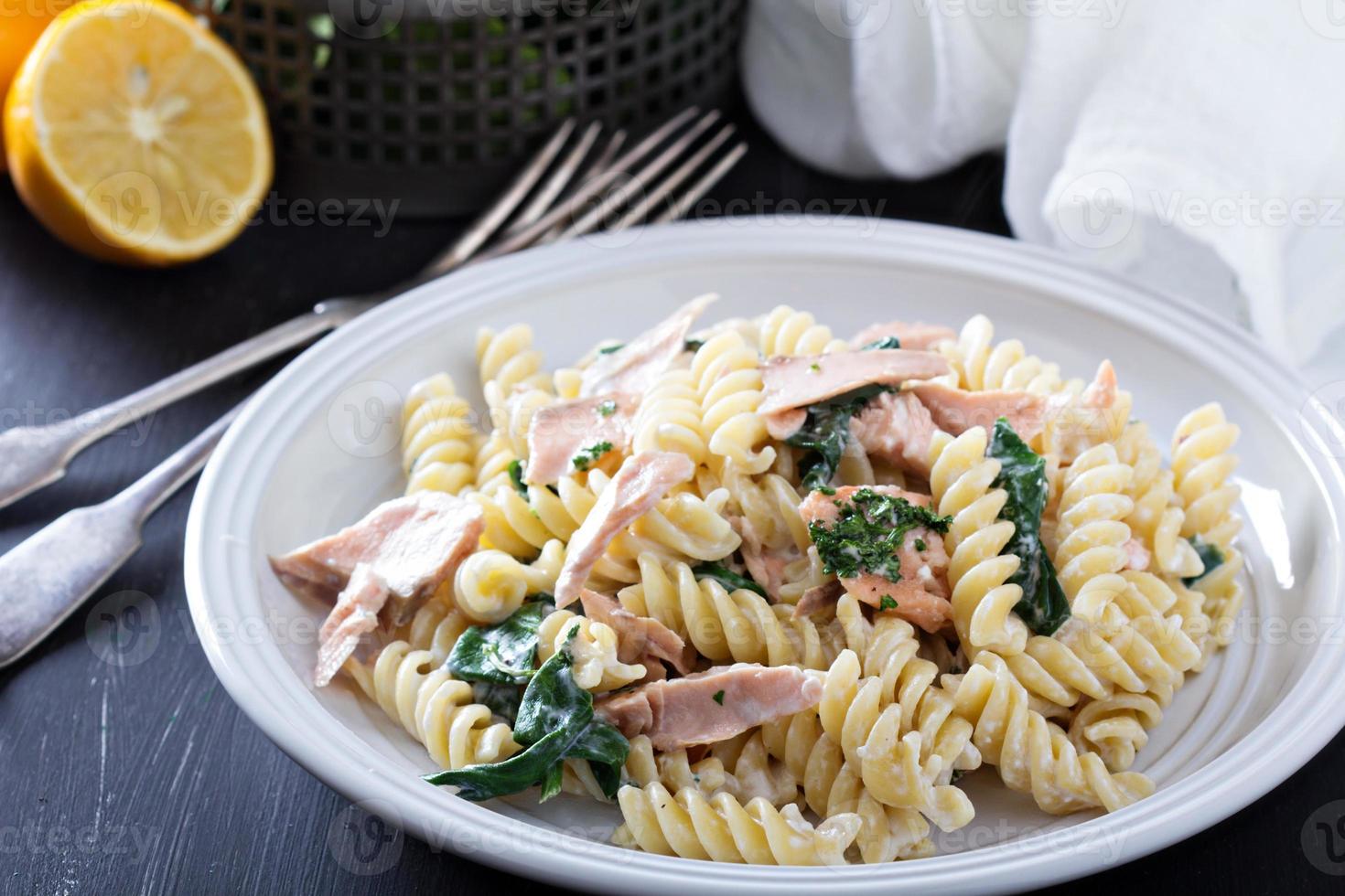 pastafusilli med bakad lax och spenat foto