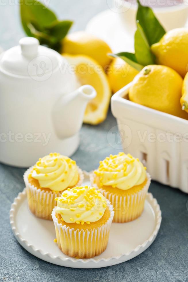 citron- muffins med ljus gul glasyr foto