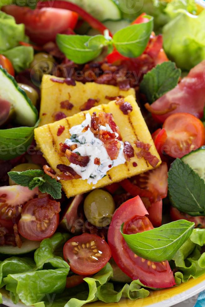 sallad med färsk grönsaker, grillad polenta foto