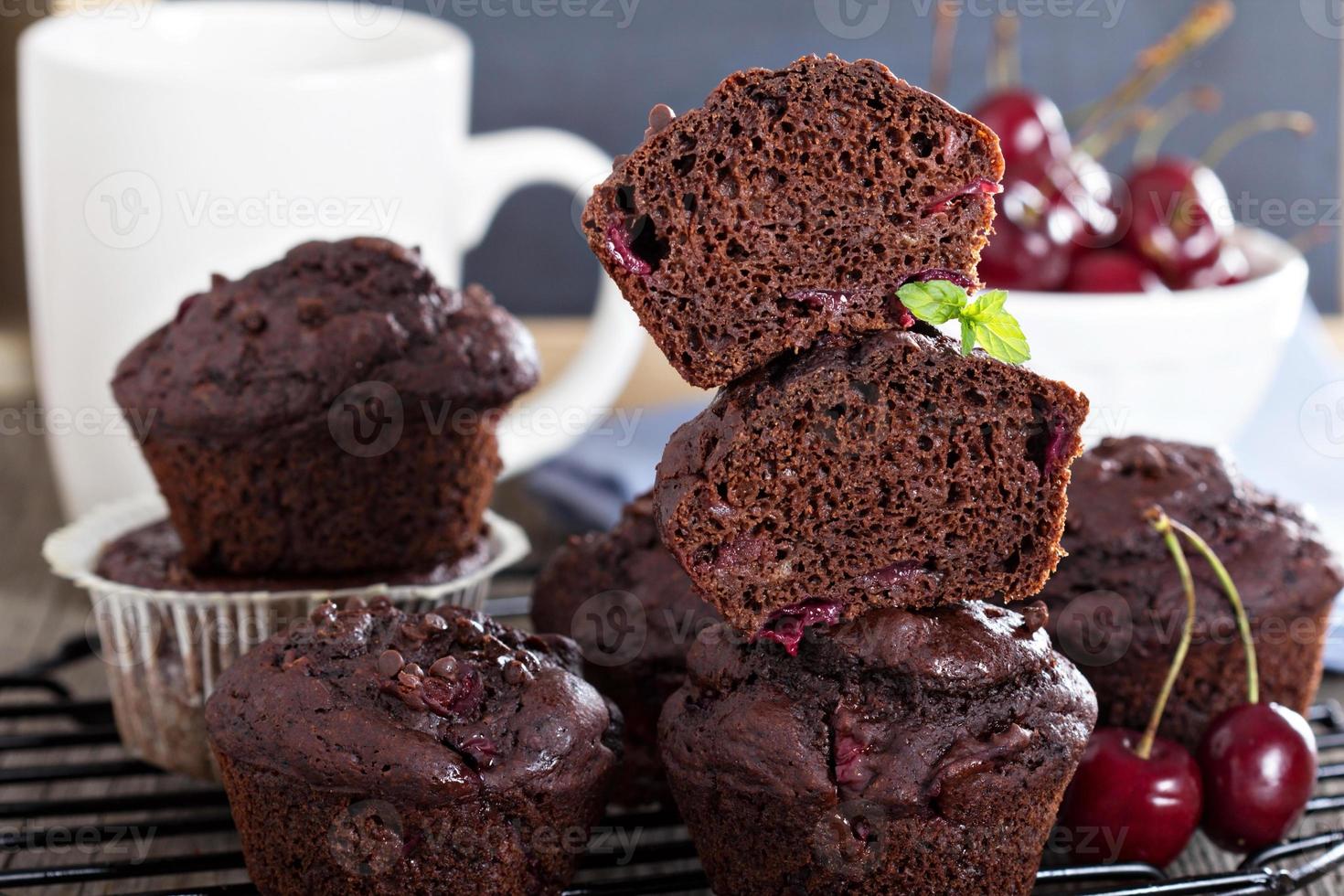 choklad muffins med körsbär foto