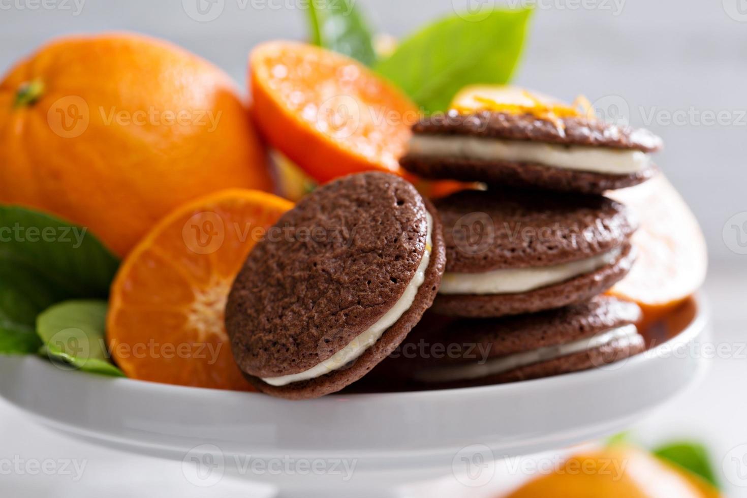 choklad orange småkakor med grädde fyllning foto