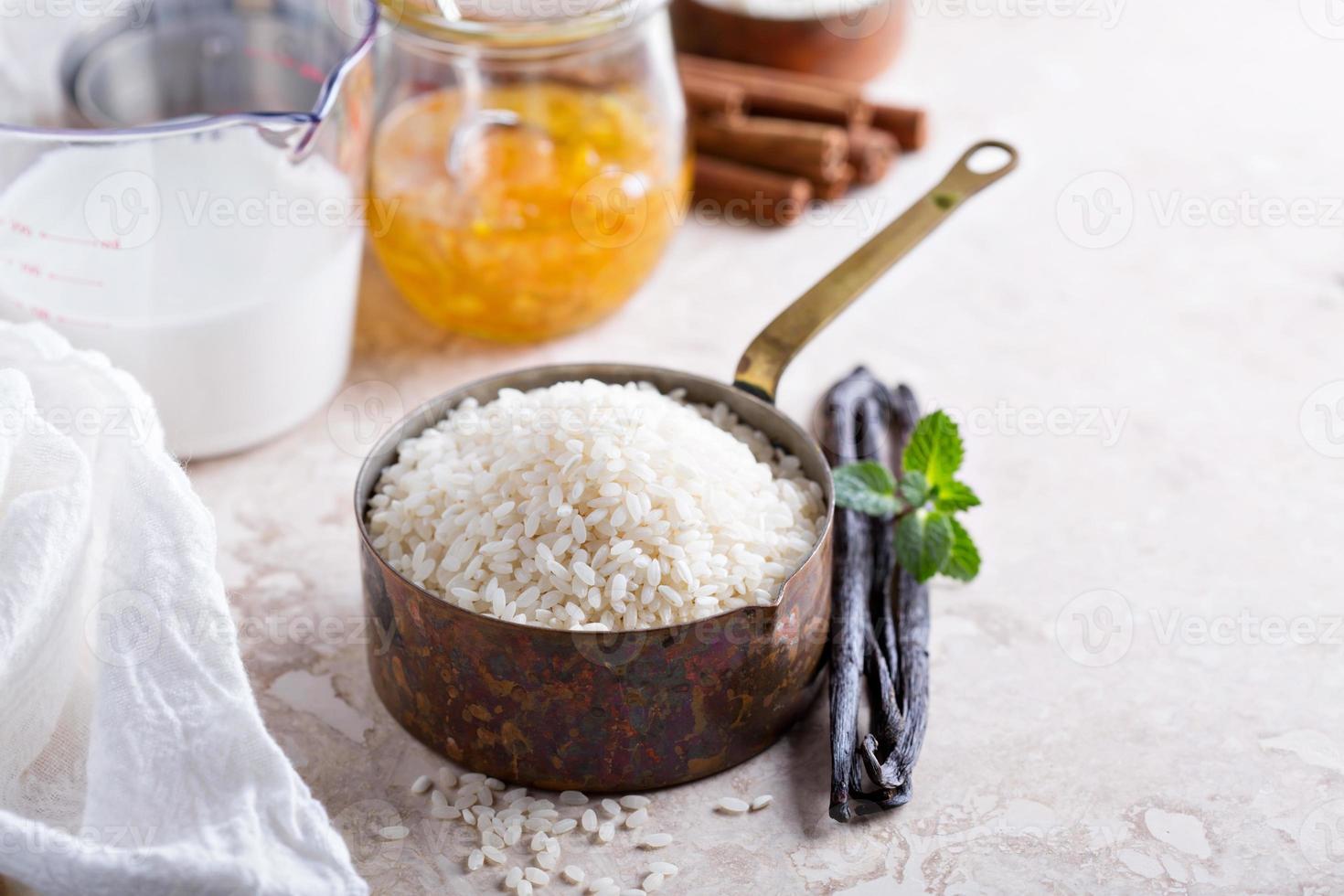 rå ris i en mätning kopp redo till vara kokta foto