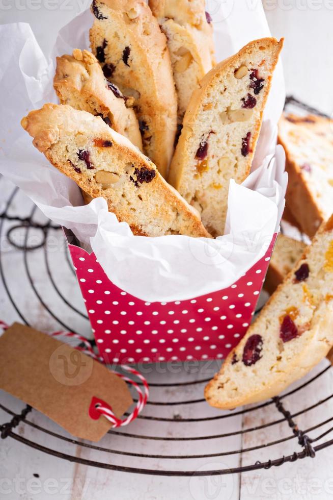 biscotti med torkad frukt och pinjenötter foto