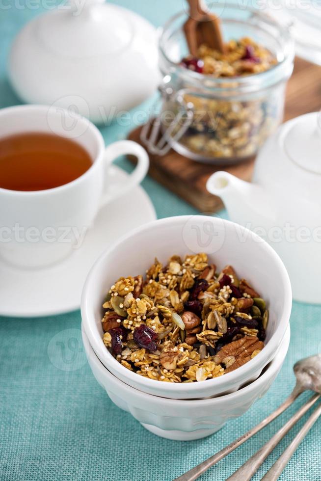 hemlagad granola med quinoa och tranbär foto