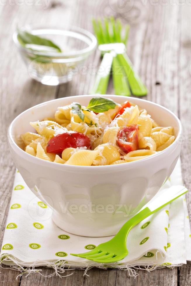 pasta med ost och körsbär tomater foto