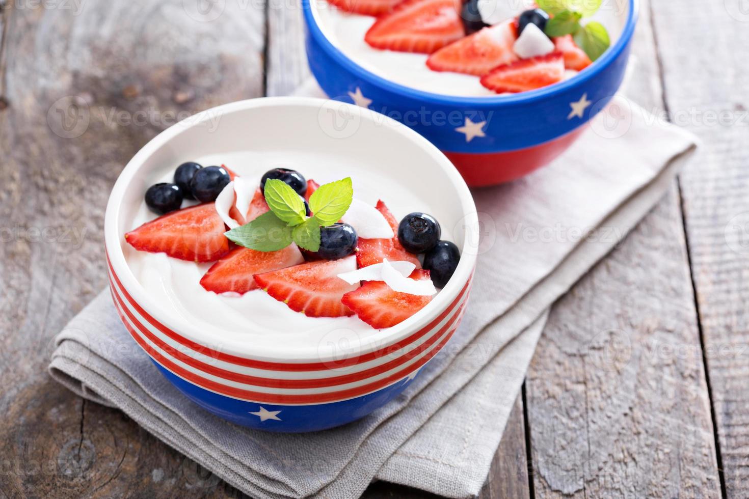 yoghurt skål med blåbär och jordgubbar foto