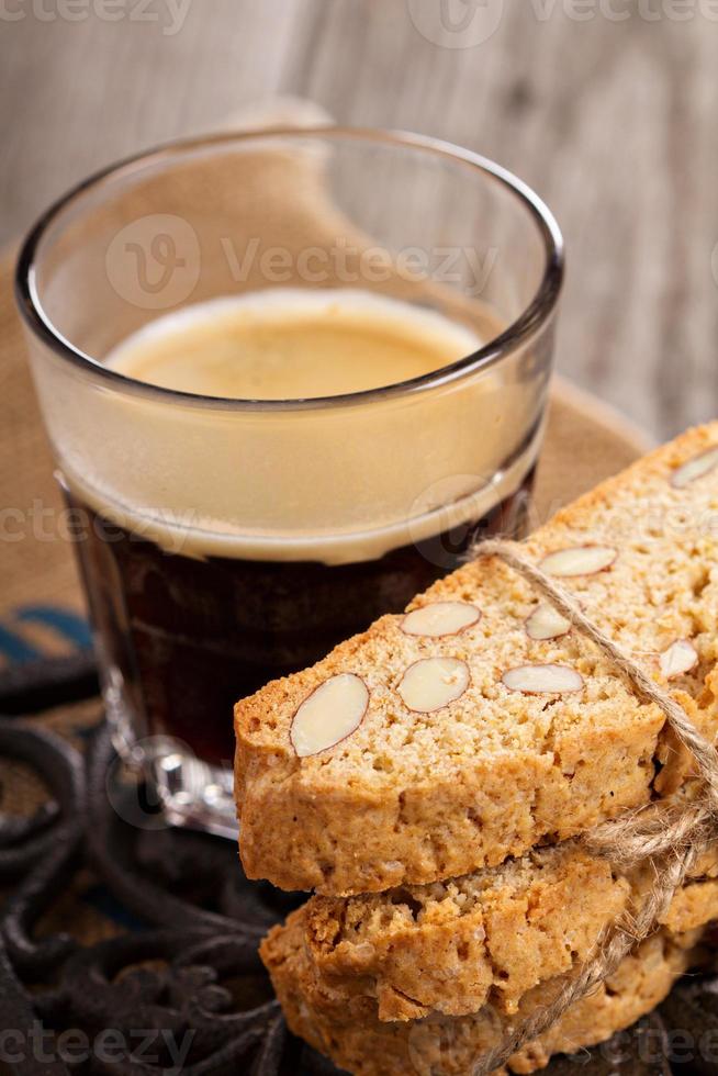 fullkorn biscotti med kaffe foto