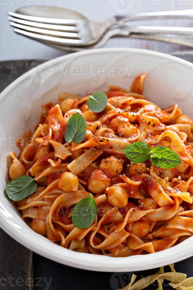 pasta med tomat sås och kikärtor foto