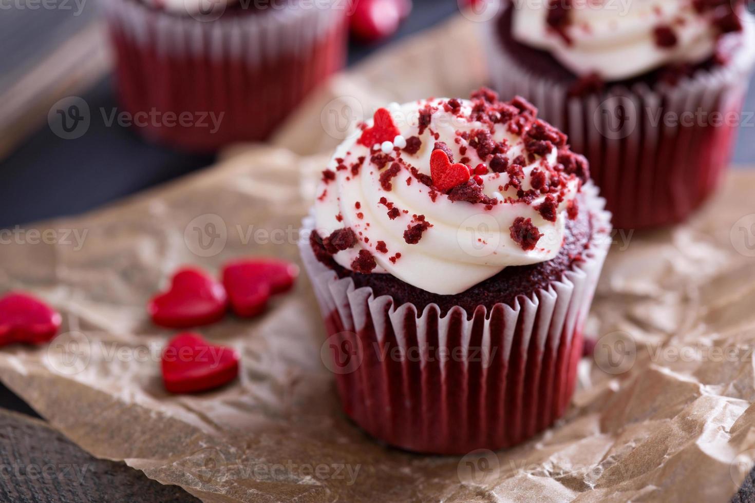 röd sammet muffins för valentines dag foto