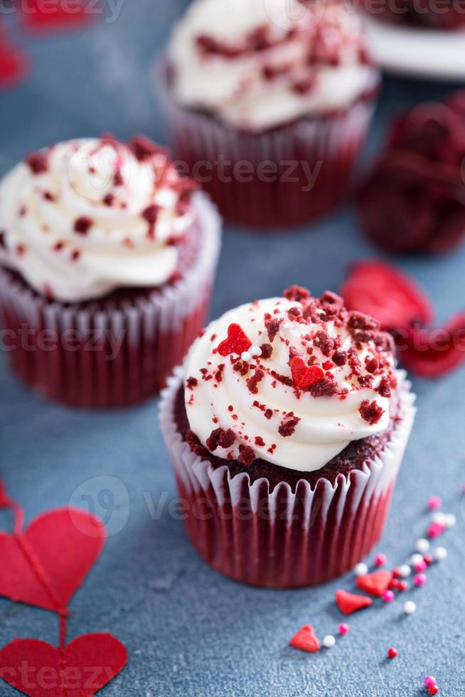 röd sammet muffins för valentines dag foto