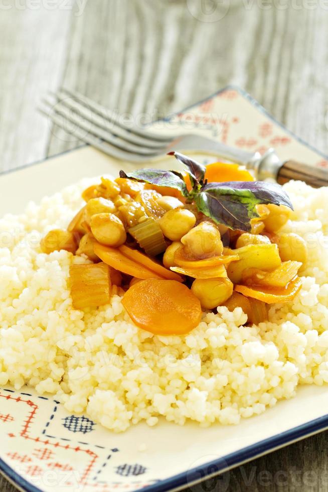 kokta couscous eras med stuvad grönsaker och kikärtor foto
