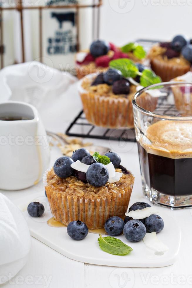 havre muffin med kaffe för frukost foto