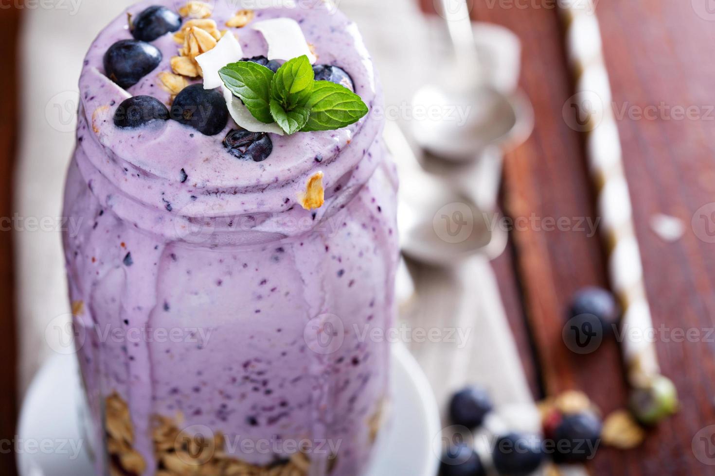 blåbär smoothie med frukt och granola foto