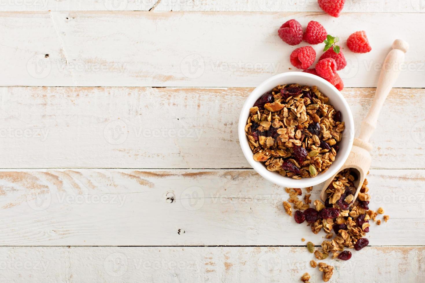 hemlagad granola med mjölk för frukost foto