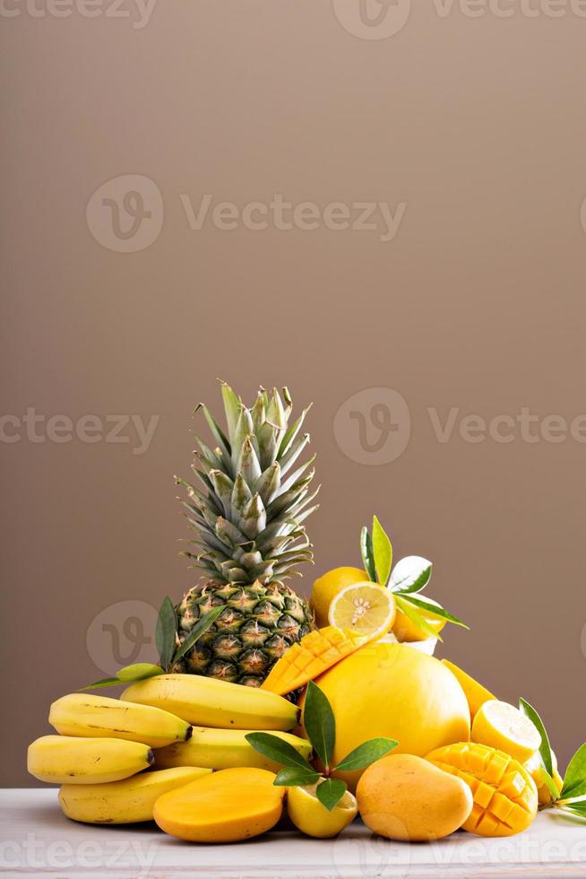 tropisk frukt på de tabell foto