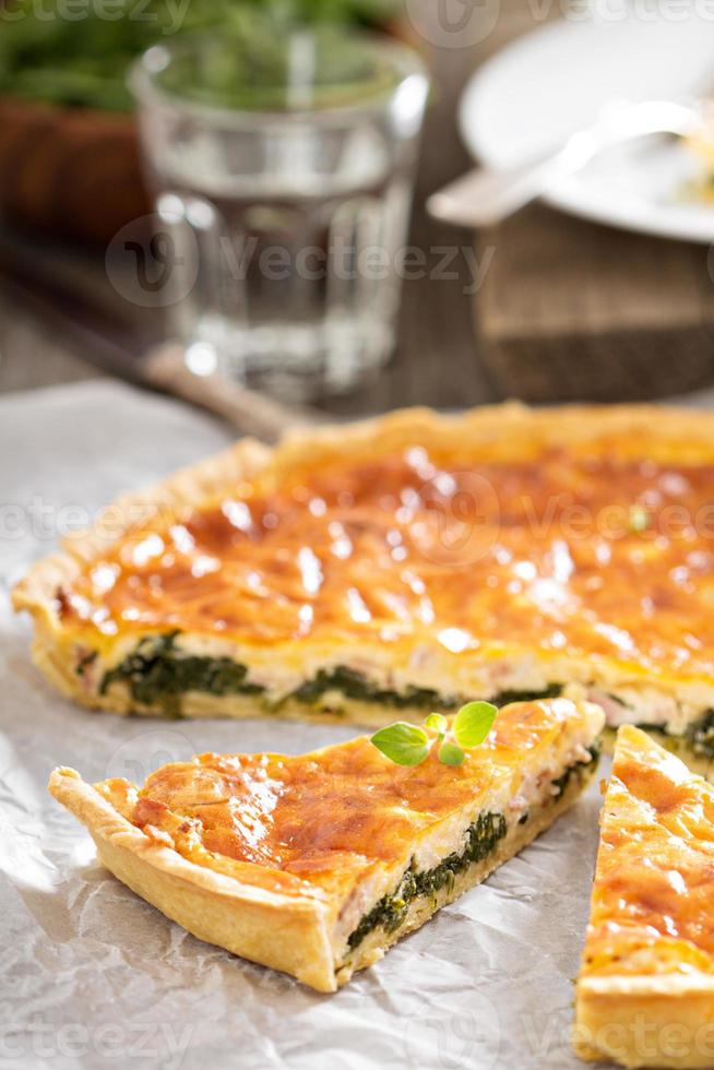 quiche med ruccola och bacon foto