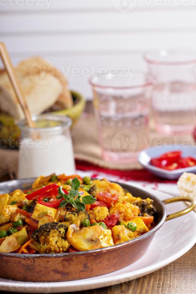 vegan curry med tofu och grönsaker foto