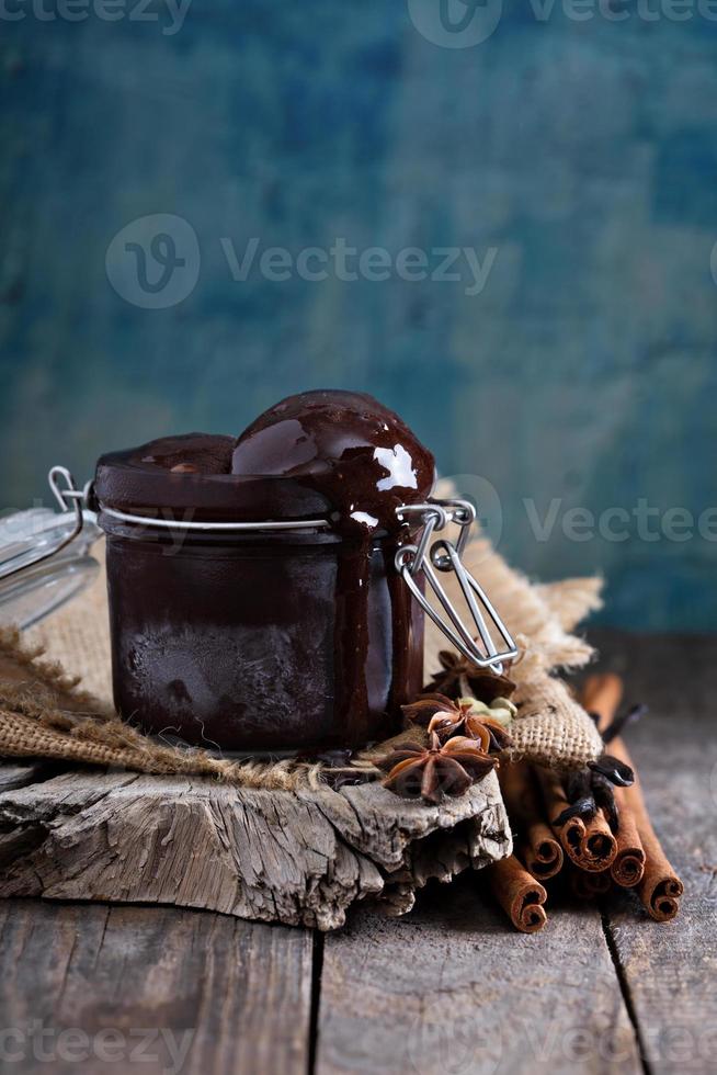 kryddig chokladsorbet i en burk foto