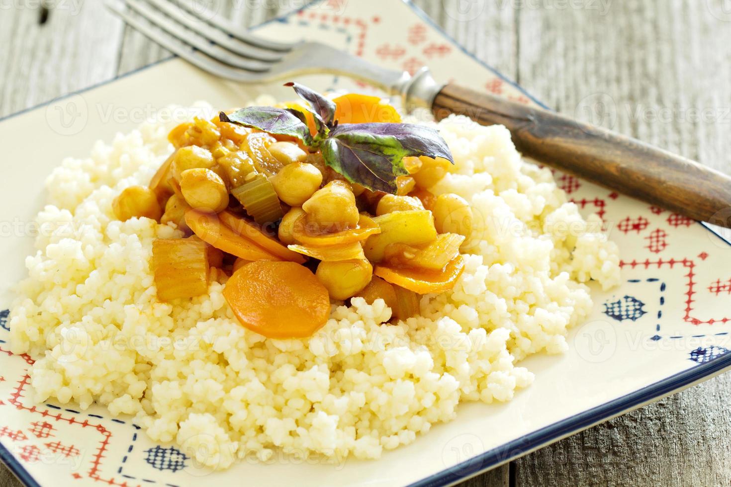 kokta couscous eras med stuvad grönsaker och kikärtor foto